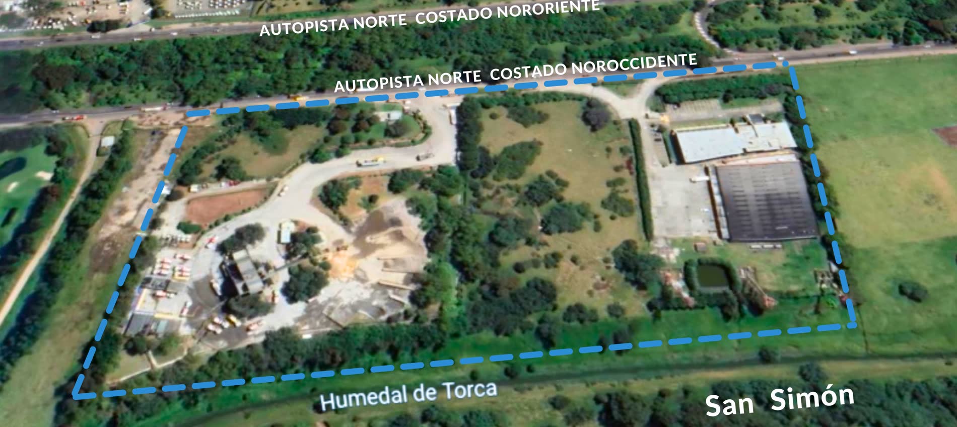 Vista aérea del lote sobre la Autopista Norte, con el Humedal de Torca al sur